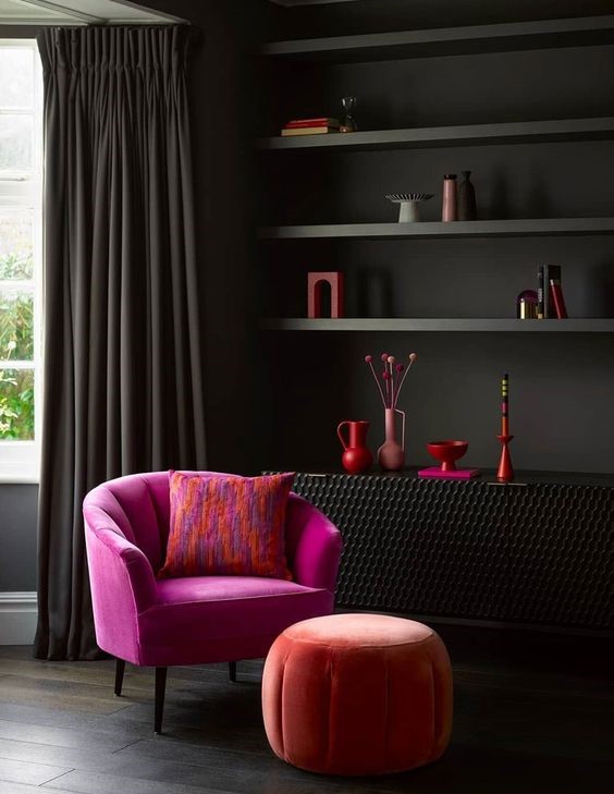 salon avec fauteuil couleur magenta