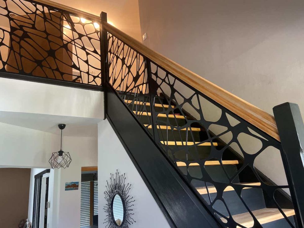 MODERNISER UN ESCALIER EN BOIS AVEC DES PANNEAUX DECO